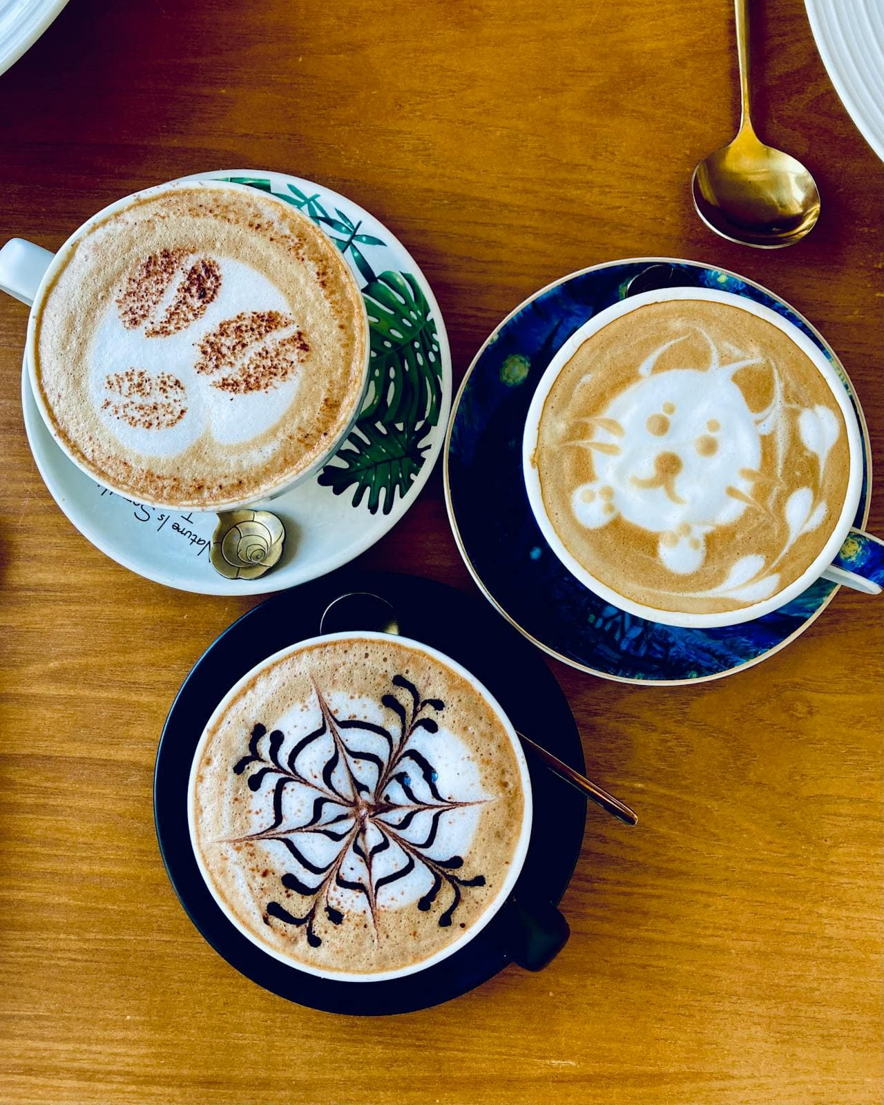 Artistic Coffee Designs in a Cozy Cafe